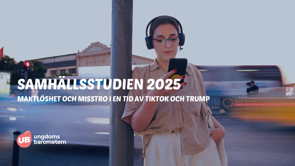 En ung person står vid en gata med hörlurar och mobil. Text på bilden: "Samhällsstudien 2025 – Maktlöshet och misstro i en tid av TikTok och Trump"