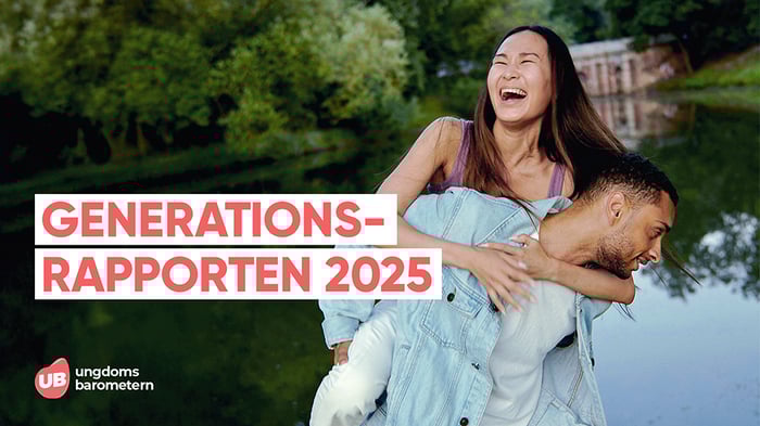En ung man bär en ung kvinna på ryggen vid en sjö. Kvinnan skrattar och de ser ut att ha roligt tillsammans. Ovanpå bilden står texten: "Generationsrapporten 2025". Logotypen för Ungdomsbarometern syns i nedre vänstra hörnet.