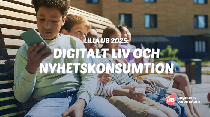 En grupp barn sitter på en bänk utomhus. Ett barn i förgrunden tittar på en mobiltelefon, medan andra barn pratar, dricker saft och använder en surfplatta. Ovanpå bilden står texten: "Lilla UB 2025: Digitalt liv och nyhetskonsumtion". Logotypen för Ungdomsbarometern syns i nedre högra hörnet.
