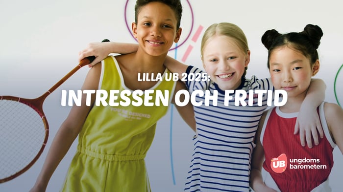 Tre barn står tillsammans och ler, med armarna om varandra. Till vänster syns ett badmintonracket. Ovanpå bilden står texten: "Lilla UB 2025: Intressen och fritid". Logotypen för Ungdomsbarometern syns i nedre högra hörnet.