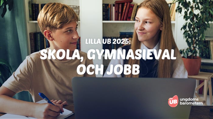 En pojke och en flicka sitter vid ett skrivbord hemma. Pojken skriver i ett block med en penna och flickan tittar på honom med ett leende. Framför dem står en laptop. Ovanpå bilden står texten: "Lilla UB 2025: Skola, gymnasieval och jobb". Logotypen för Ungdomsbarometern syns i nedre högra hörnet.