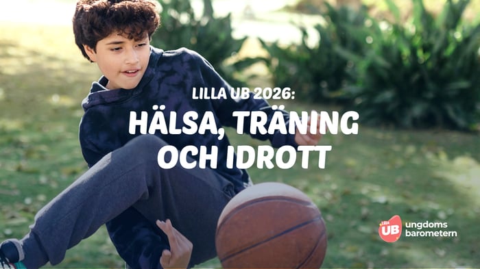 En ungdom spelar basket utomhus