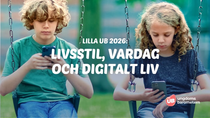 Två barn sitter på gungor och tittar på sina mobiltelefoner