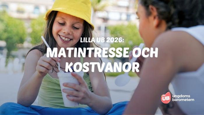 Två barn sitter utomhus och äter tillsammans