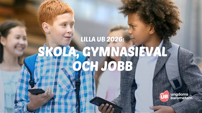 Två skolungdomar med ryggsäckar står och pratar