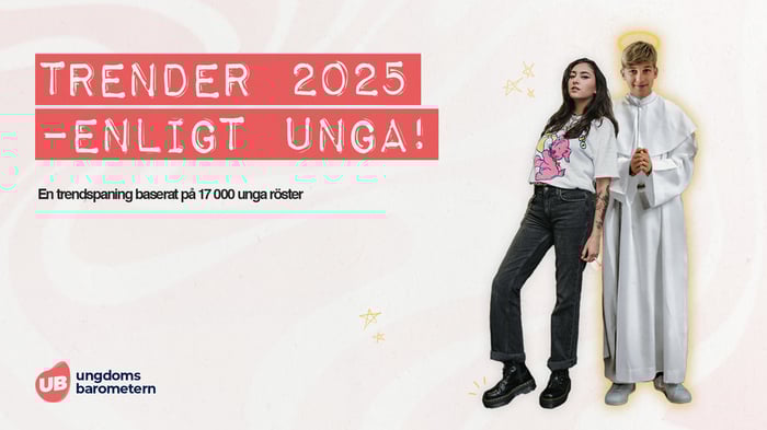 Två unga personer står bredvid varandra, en i vit kåpa med gloria och en i t-shirt och svarta jeans. Text på bilden: "Trender 2025 – enligt unga! En trendspaning baserat på 17 000 unga röster". Ungdomsbarometerns logotyp syns i nedre vänstra hörnet.